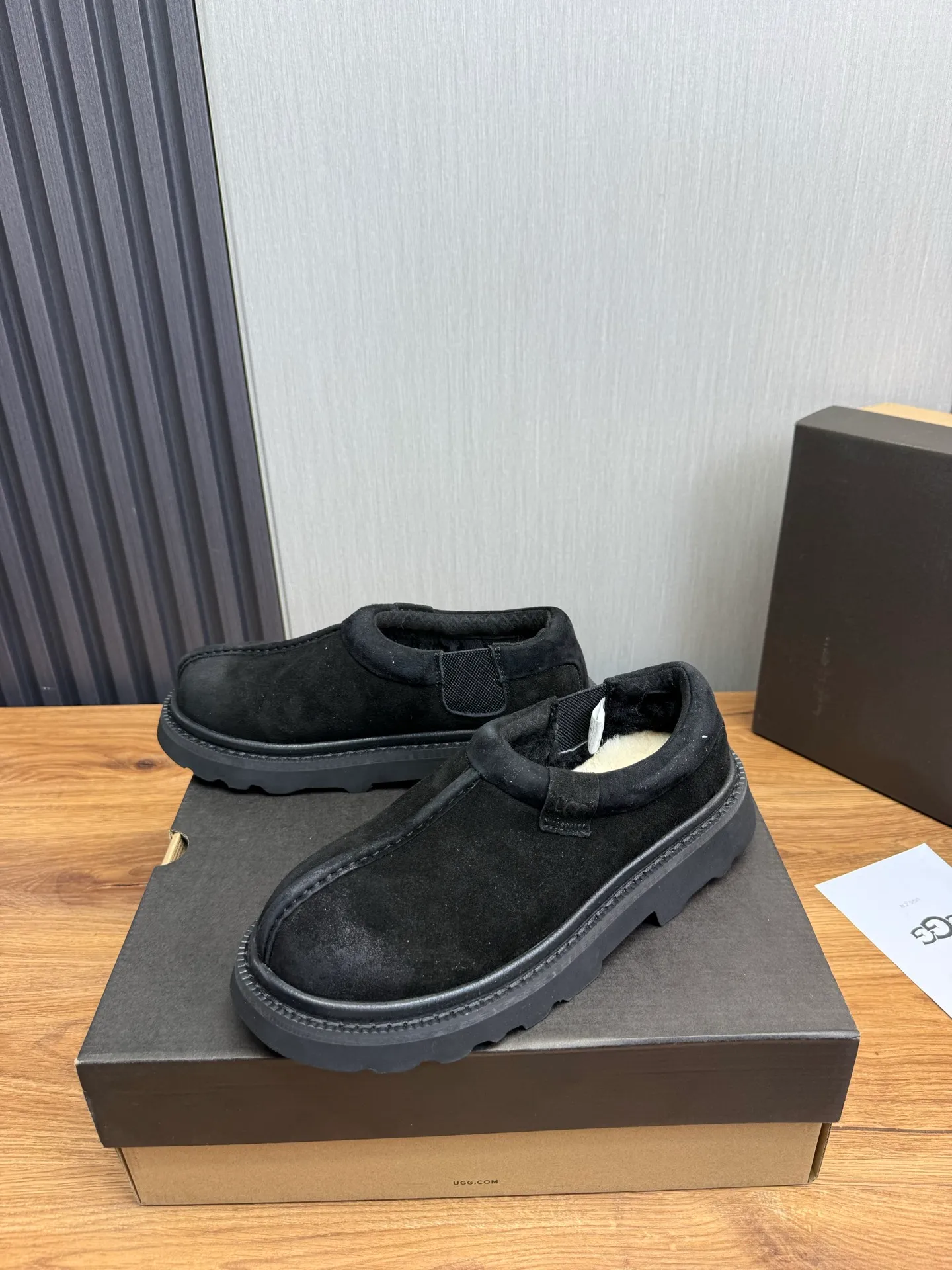 Men's shoes 💰560💰 New UGG fur integrated men's simple and fashionable snow boots. The most worth buying at the end of this year are warm casual shoes. Whether you are out and about at home, their comfortable and warm performance will be your most suitable fashion companion! The material is cowhide upper and imported wool is used inside. Warm and comfortable! The eva+ rubber patch outsole is cushioned, non-slip and wear-resistant, and has good elasticity. It is light and wear-resistant, comfortable and soft, and the new simple cut is more fashionable. It has both practicality and fashion sense, so you no longer have to worry about how to match it in winter, while still maintaining your fashionable taste. High-quality genuine wool. Look at the details for the material! Size: 39-40-41-42-43-44-44 sneaker size
